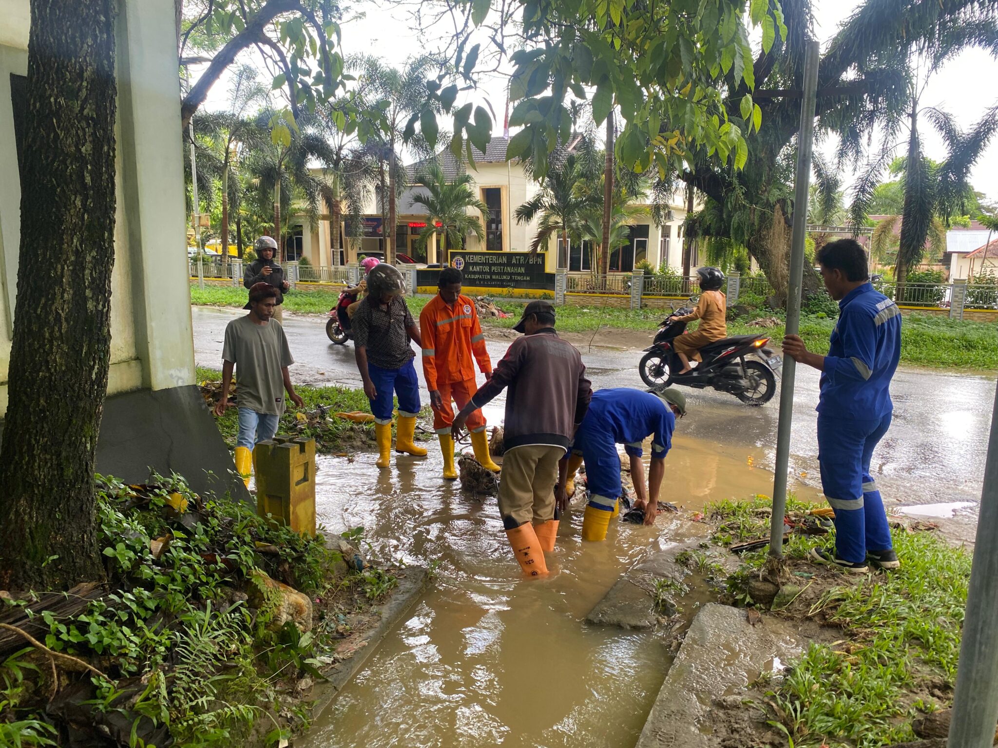Penanganan Genangan Air Pasca Hujan Deras